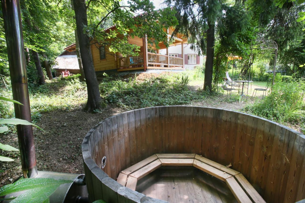 Blockhaus Chalet Mit Beheizbarem Badefass Und Infrarotsauna Auf Der Terrasse Oberschutzen Exterior photo