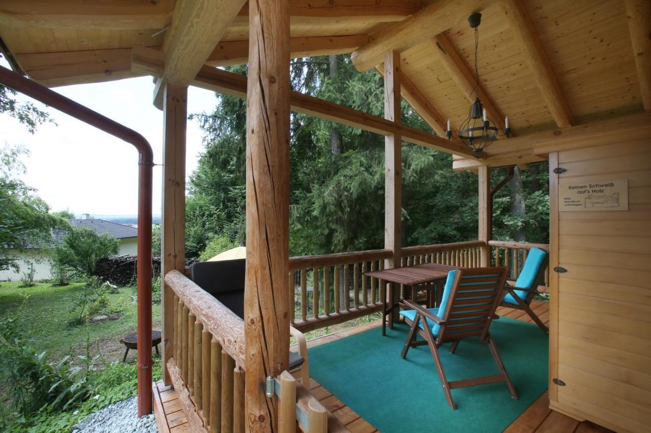 Blockhaus Chalet Mit Beheizbarem Badefass Und Infrarotsauna Auf Der Terrasse Oberschutzen Exterior photo