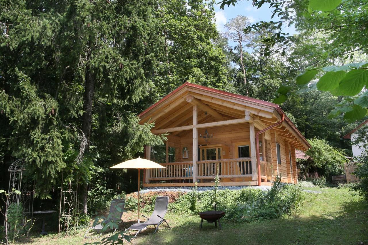 Blockhaus Chalet Mit Beheizbarem Badefass Und Infrarotsauna Auf Der Terrasse Oberschutzen Exterior photo