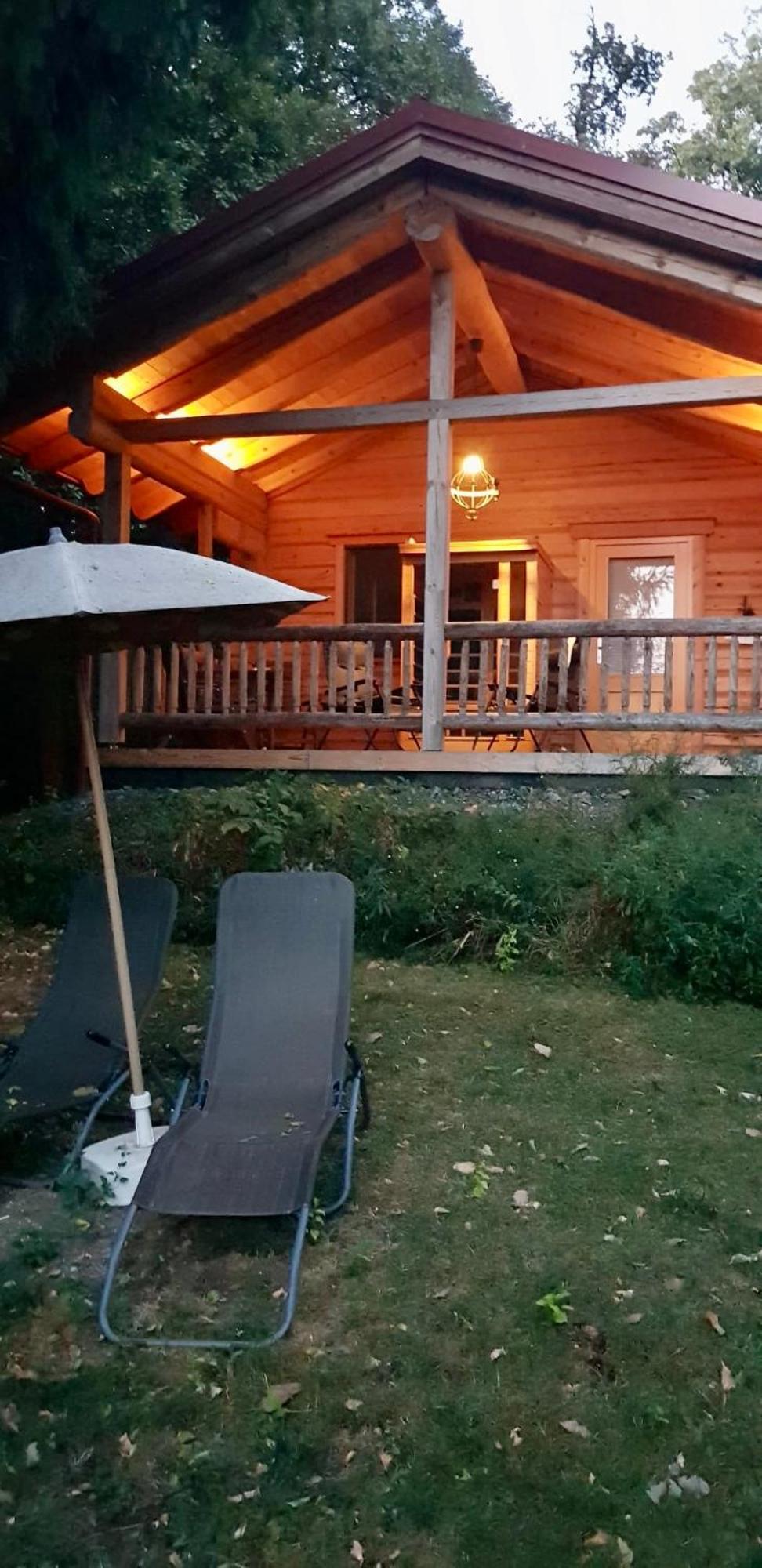Blockhaus Chalet Mit Beheizbarem Badefass Und Infrarotsauna Auf Der Terrasse Oberschutzen Exterior photo